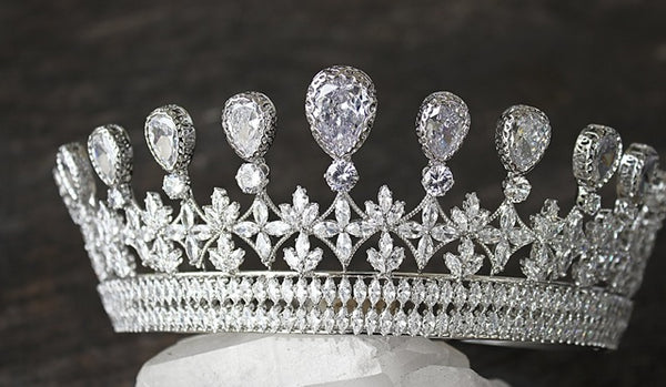Say Yes to the Tiara: 5 Advantages of Wearing a Crown on Your Wedding Day