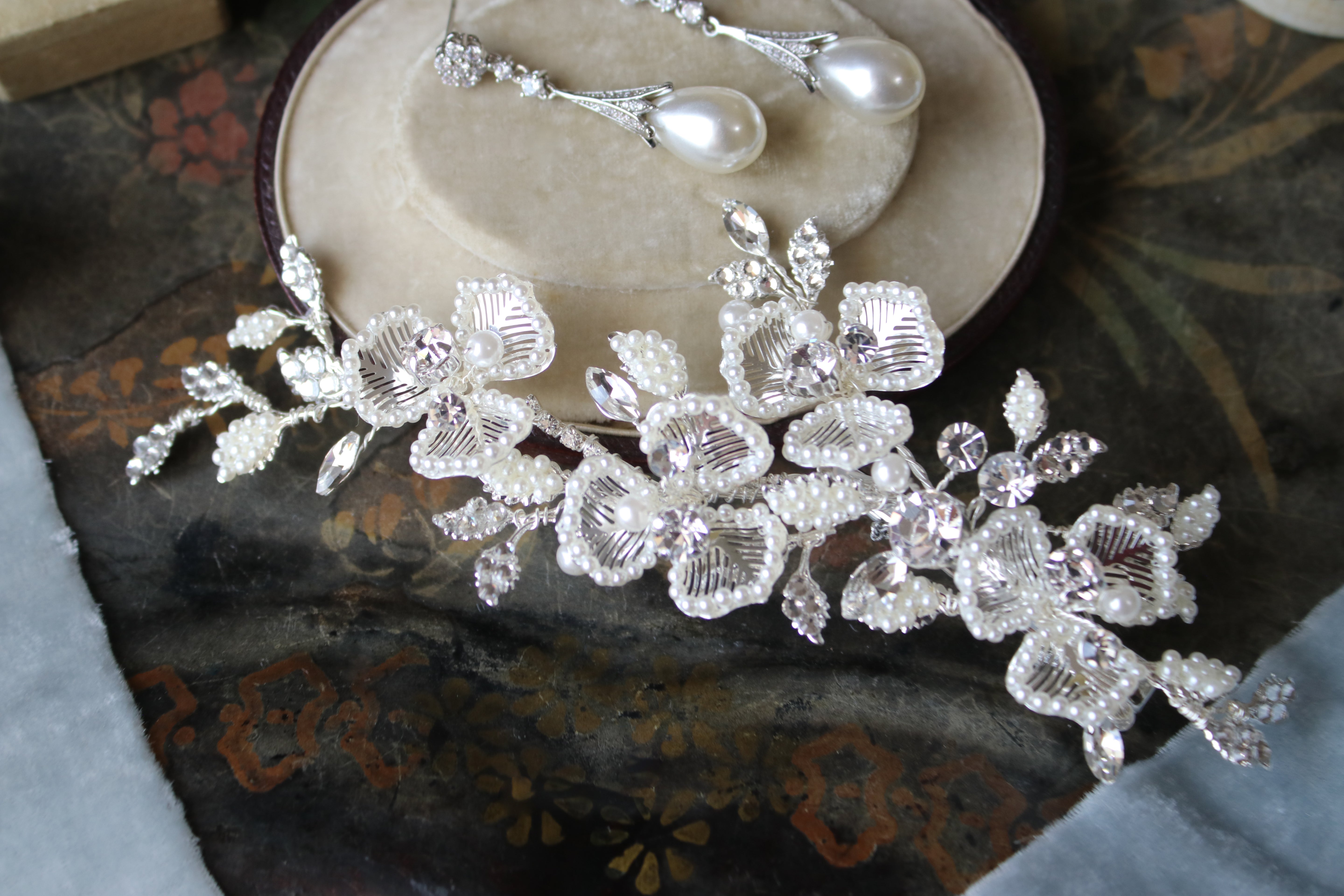 HANNAH Hair Clip with Pearls and Crystals with Earrings | EDEN LUXE Bridal