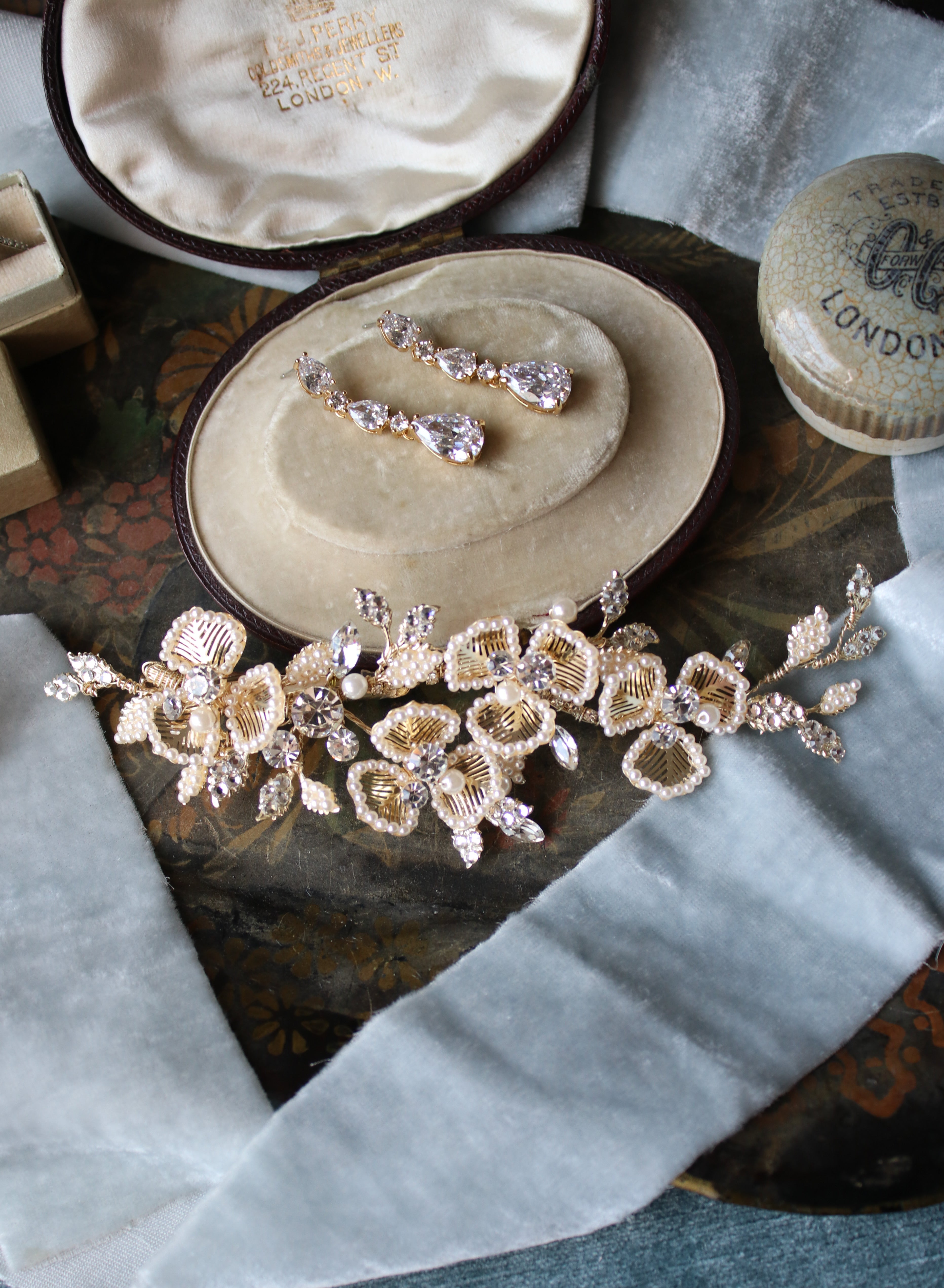 HANNAH Hair Clip with Pearls and Crystals | EDEN LUXE Bridal