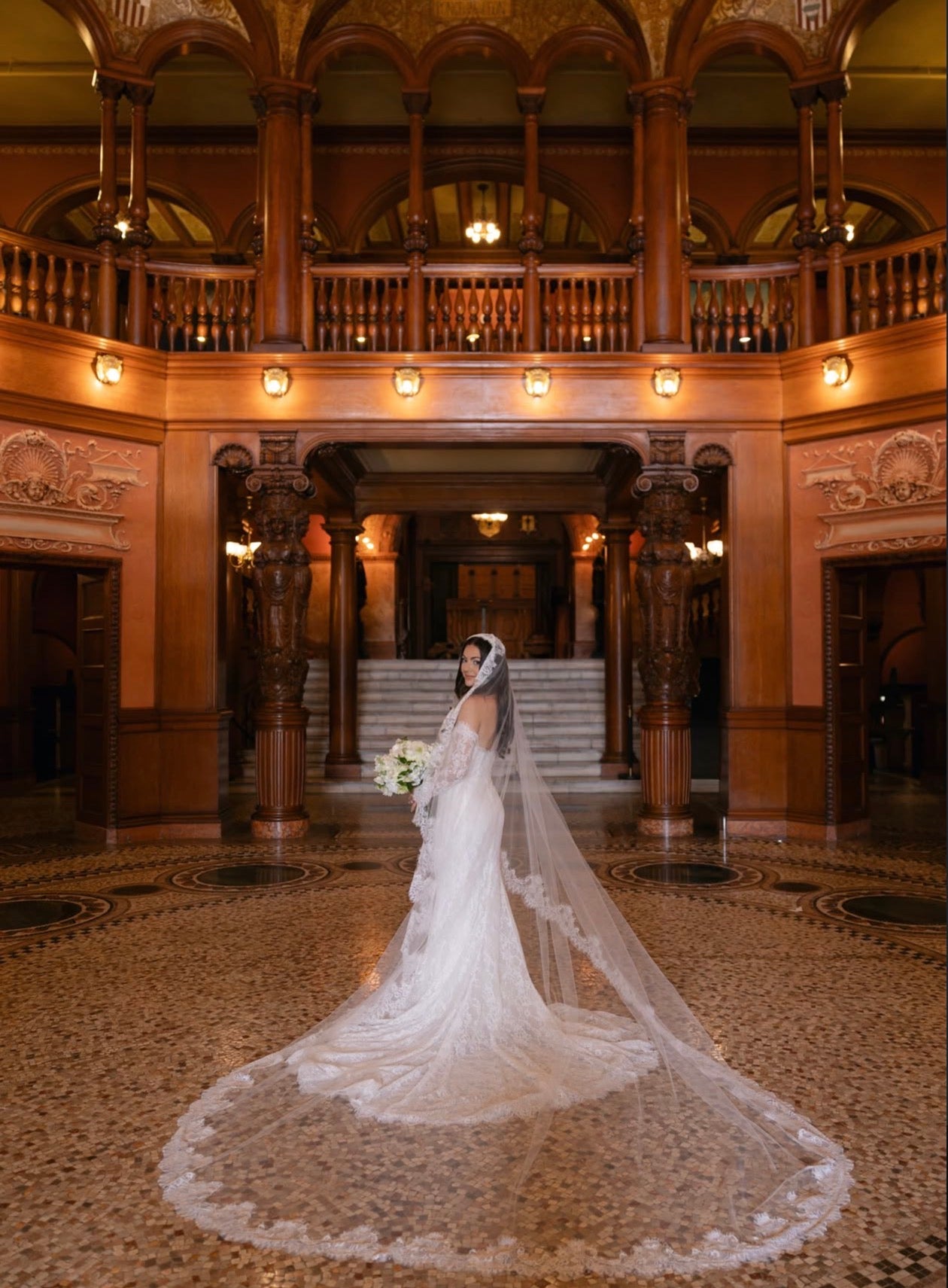 COQUETTE de VERSAILLES Mantilla Chantilly Lace Cathedral Veil