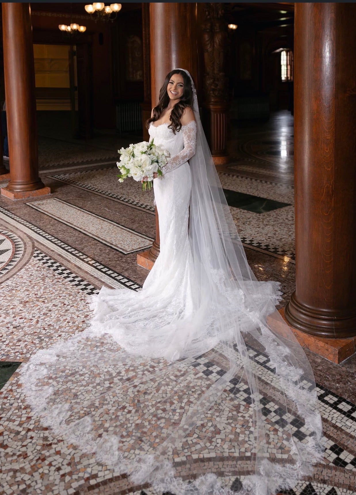 COQUETTE de VERSAILLES Mantilla Chantilly Lace Cathedral Veil