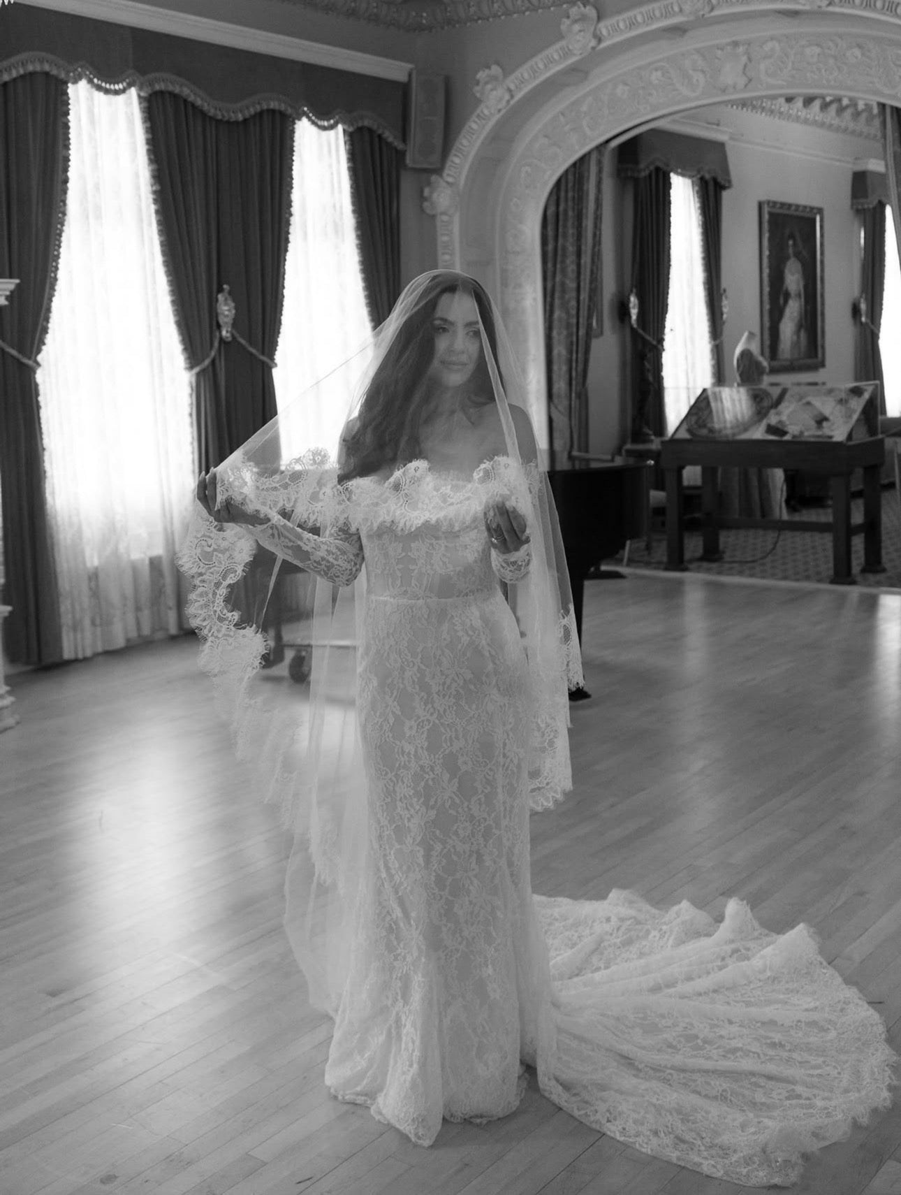 COQUETTE de VERSAILLES Mantilla Chantilly Lace Cathedral Veil