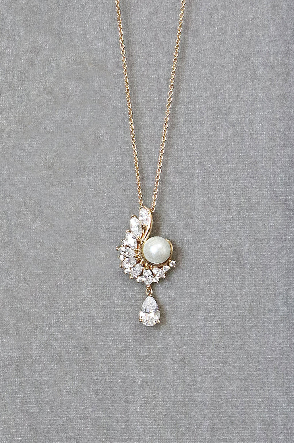Diamond and pearl drop necklace Outlet