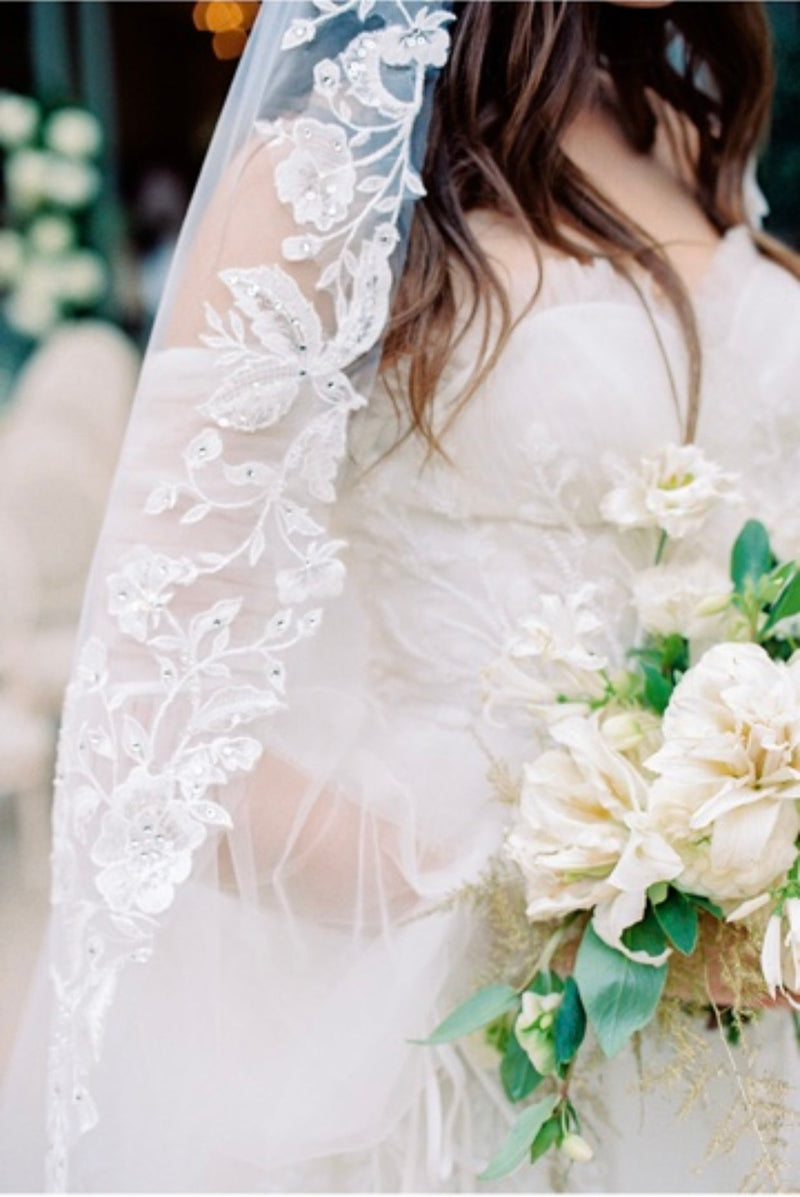 https://edenluxebridal.com/cdn/shop/products/eden-luxe-bridal-veils-etta-lace-edged-drop-cathedral-bridal-veil-30810483130502_800x.jpg?v=1670275672
